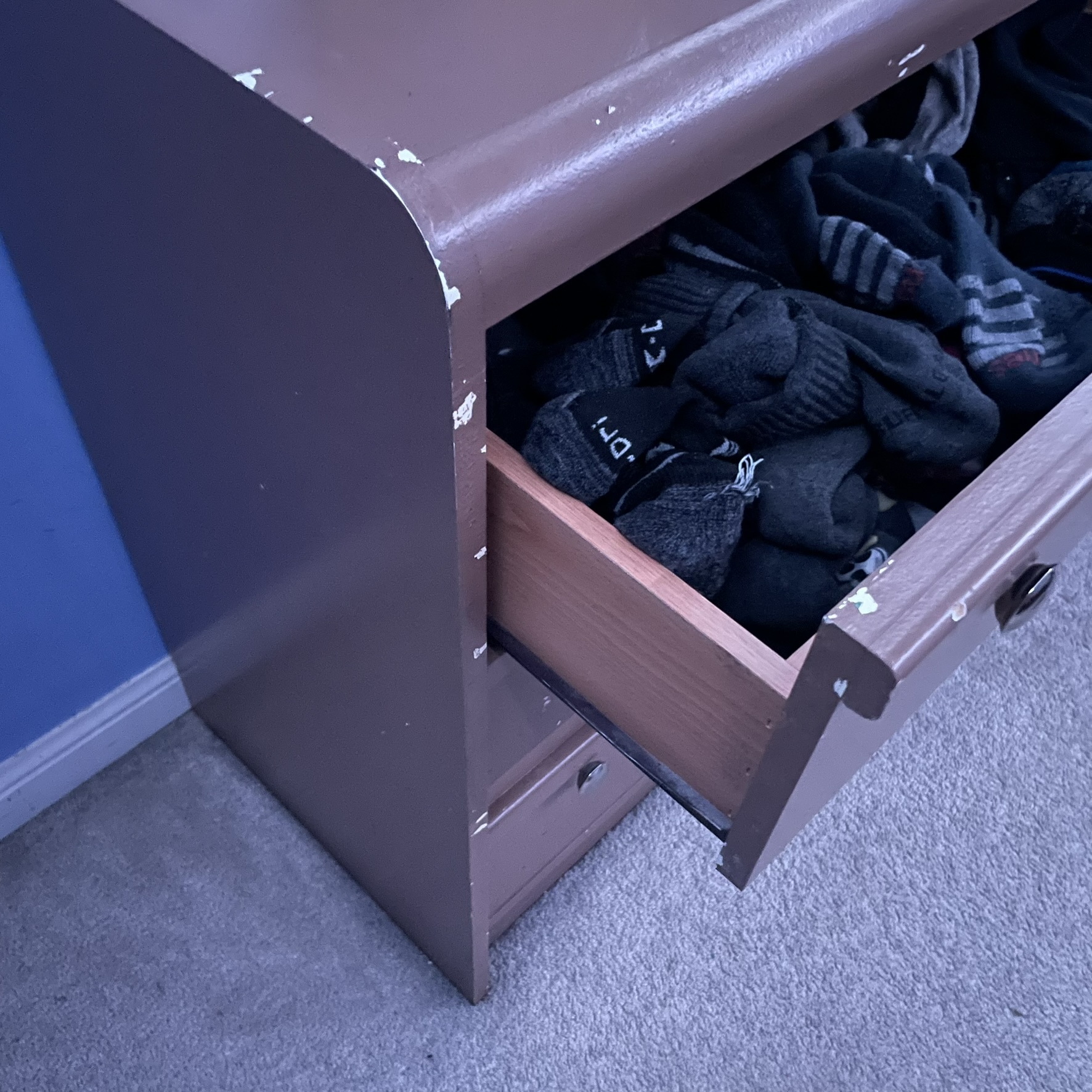 This is a side angle of the drawer showing where the battery might be