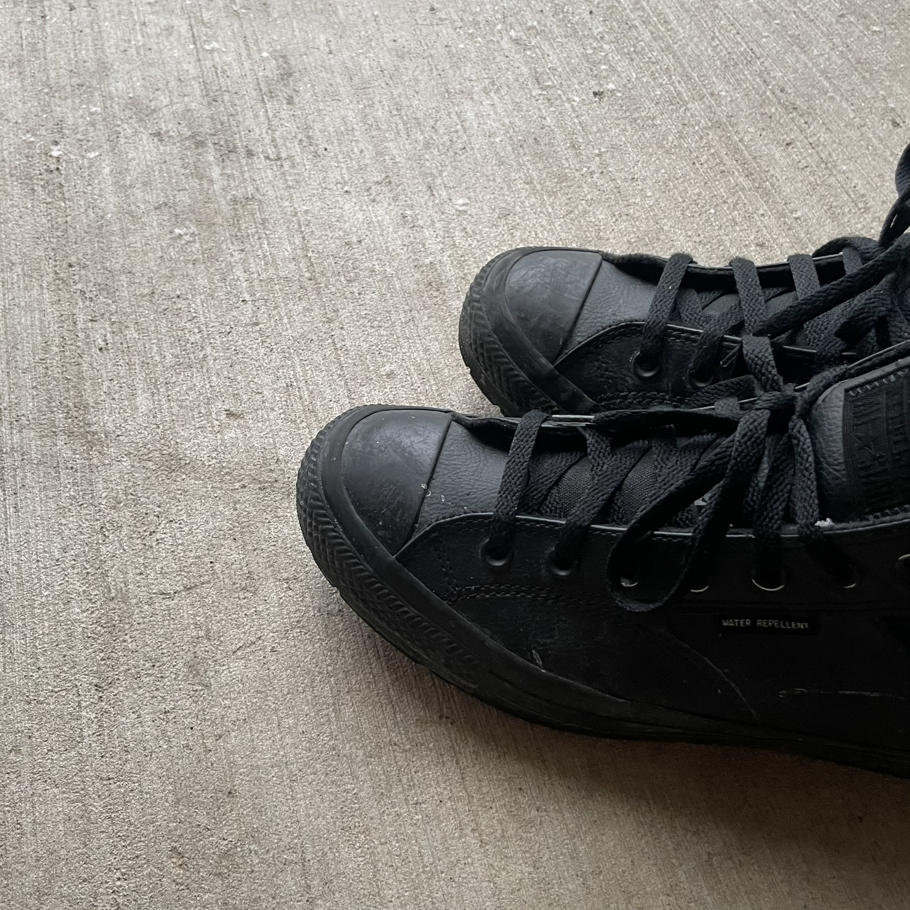 These are shoes with the sound of steps on concrete